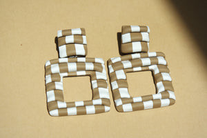 SHUTTER (white/tan checkerboard)